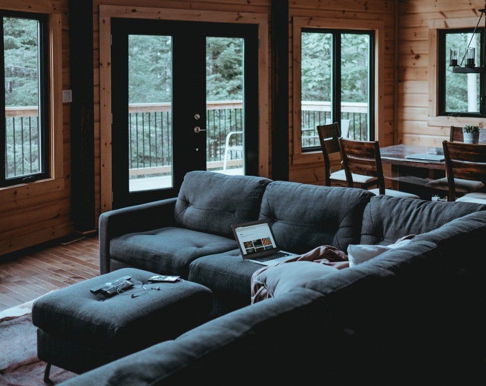 Eine Couch macht eine heimelige Atmosphäre
