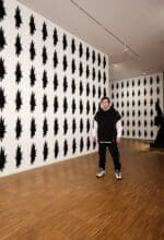 Vasily Klyukin in seiner Ausstellung “Mind Space”, die noch bis zum 29. Januar 2023 in Hagen zu sehen ist. Am 13. Januar um 18 Uhr veranstaltet der Künstler vor dem Hagener Osthaus Museum eine Kunstferormance "Hommage an Joseph Beuys" - Foto Oleksii Zakharov