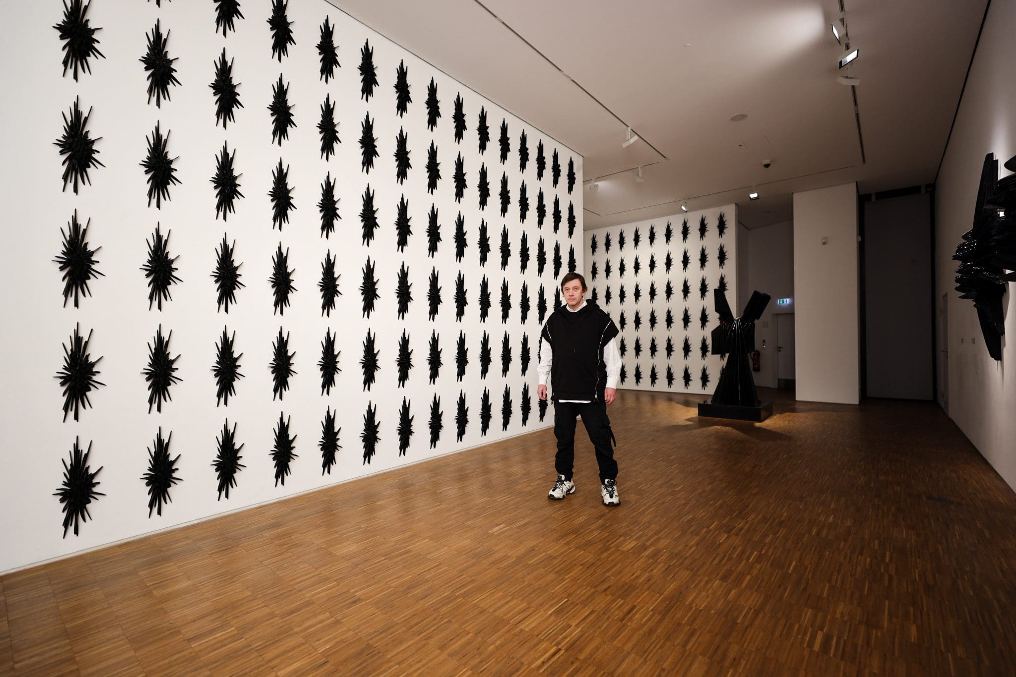 Vasily Klyukin in seiner Ausstellung “Mind Space”, die noch bis zum 29. Januar 2023 in Hagen zu sehen ist. Am 13. Januar um 18 Uhr veranstaltet der Künstler vor dem Hagener Osthaus Museum eine Kunstferormance "Hommage an Joseph Beuys" - Foto Oleksii Zakharov