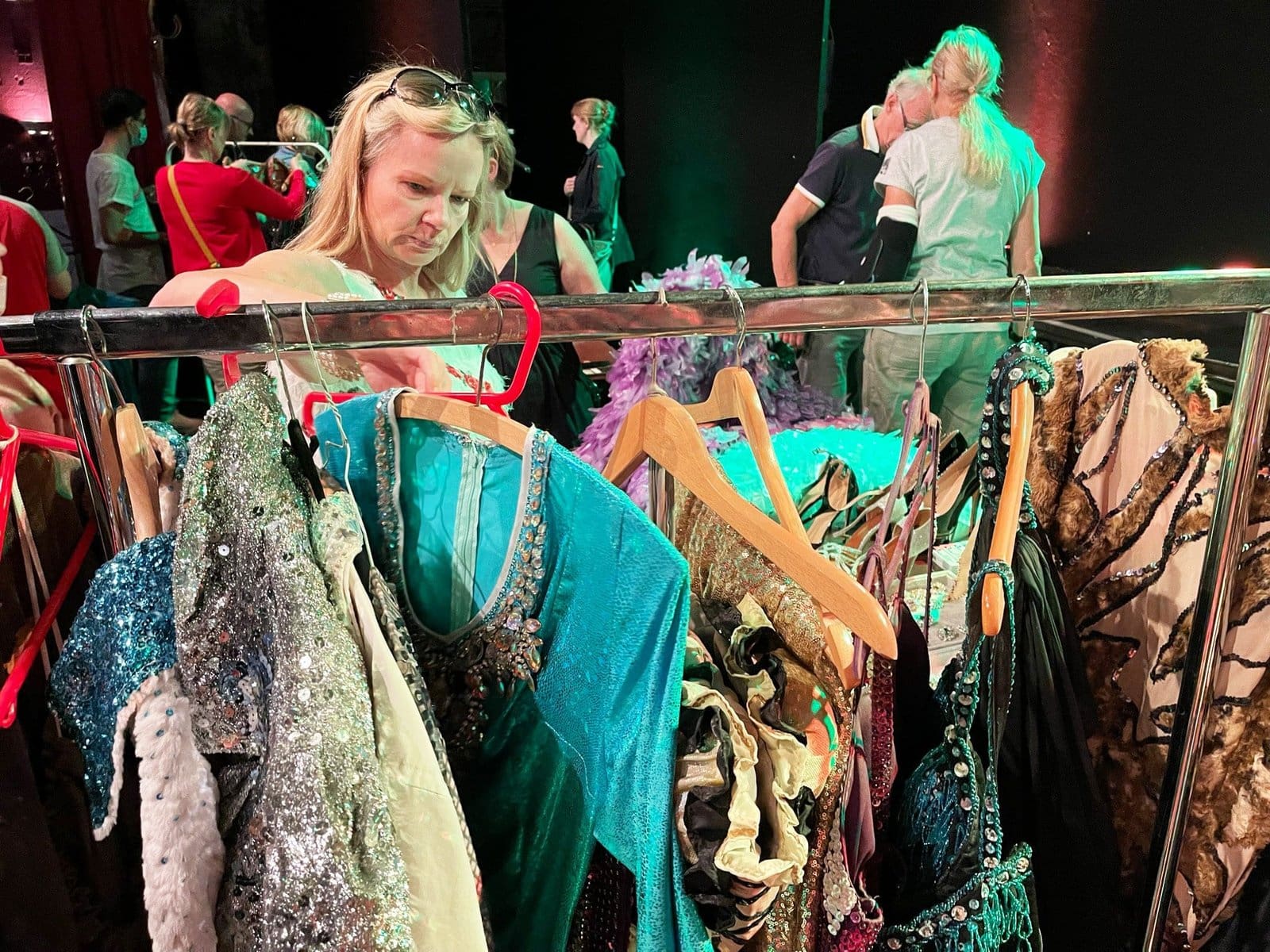 Im Wunderland von Glitzer, Glanz und Glamour: Beim Fundusverkauf im RevuePalast Ruhr am 22. Januar wechseln im Theatersaal wieder komplette Show-Outfits den Besitzer - Foto RevuePalast Ruhr