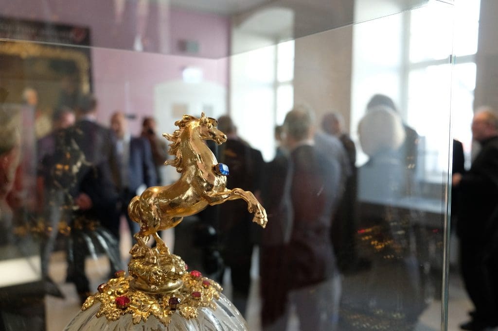 Unter anderem bei der Führung im Sauerland-Museum zu sehen: Goldenes Pferd mit Schmucksteinen auf Pokal - Foto HSK//Dr. Paulus Decker