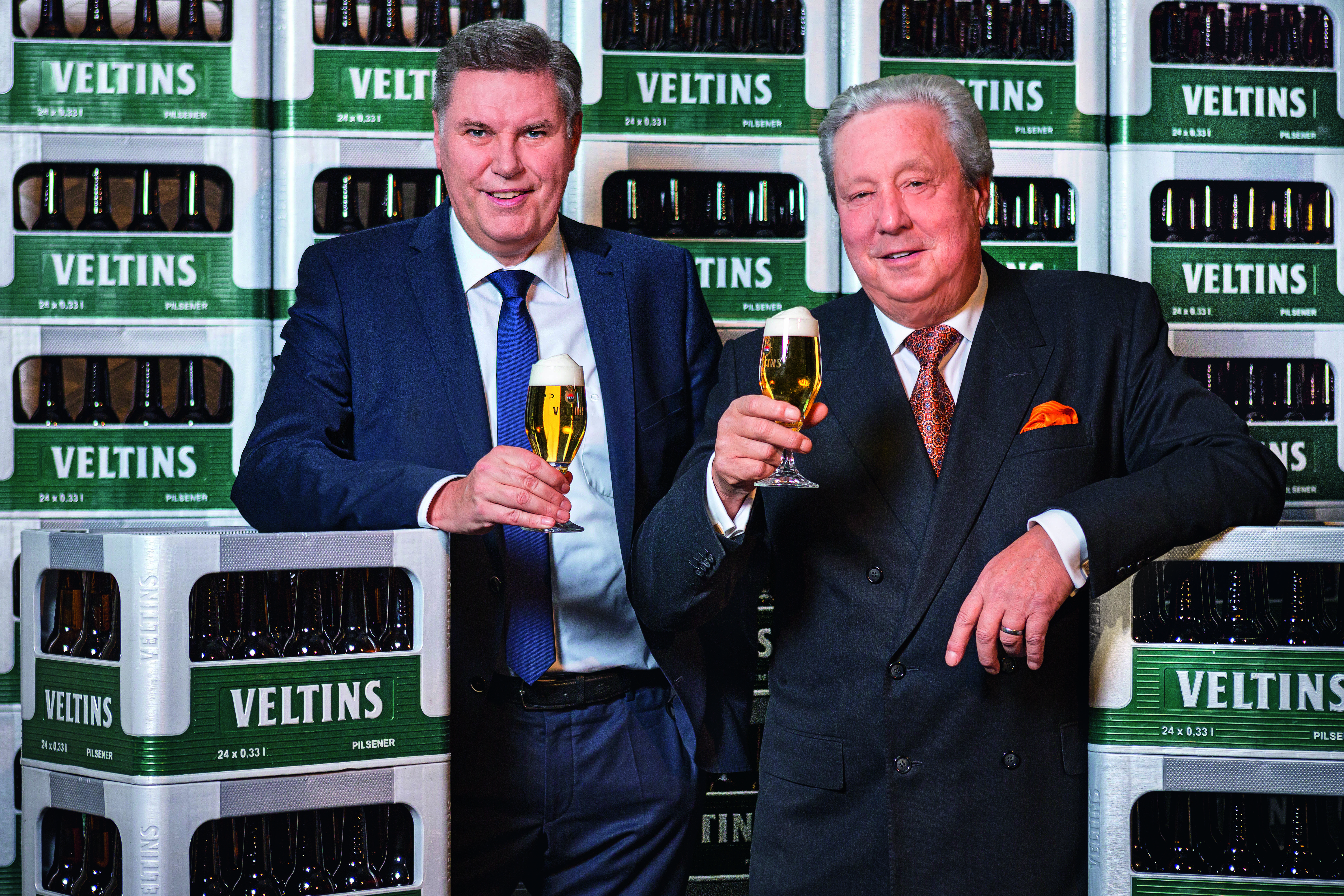 Michael Huber, Veltins-Generalbevollmächtigter (r.), und Dr. Volker Kuhl, Geschäftsführer Marketing/ Vertrieb (l.), verkündeten die aktuellen Zahlen zum Geschäftsjahr 2022 - Brauerei C. & A. Veltins