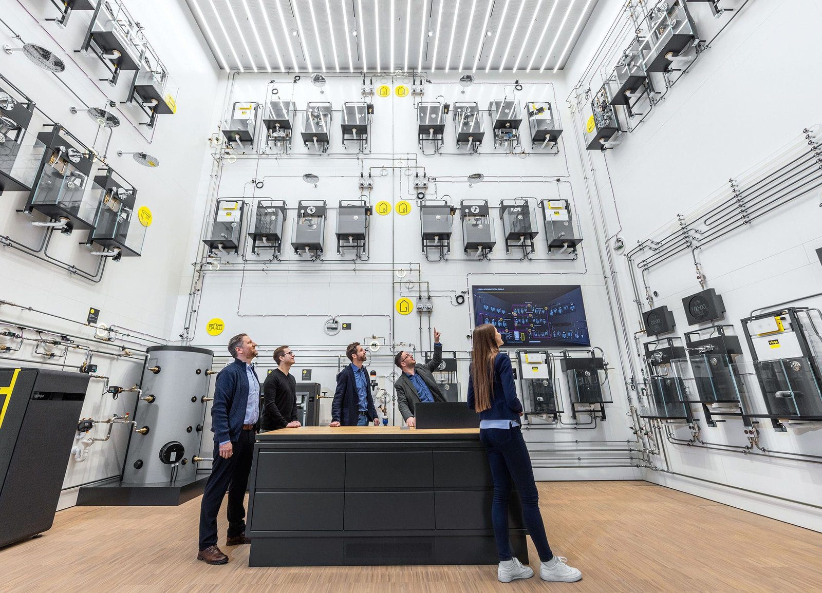 Wissen erlebbar machen: In speziellen Laboren lassen sich komplexe Zusammenhänge der Gebäudetechnik simulieren. Im Bild: Das AquaLab in der Viega World veranschaulicht die Funktion von Trinkwassermanagementsystemen - Foto: Viega