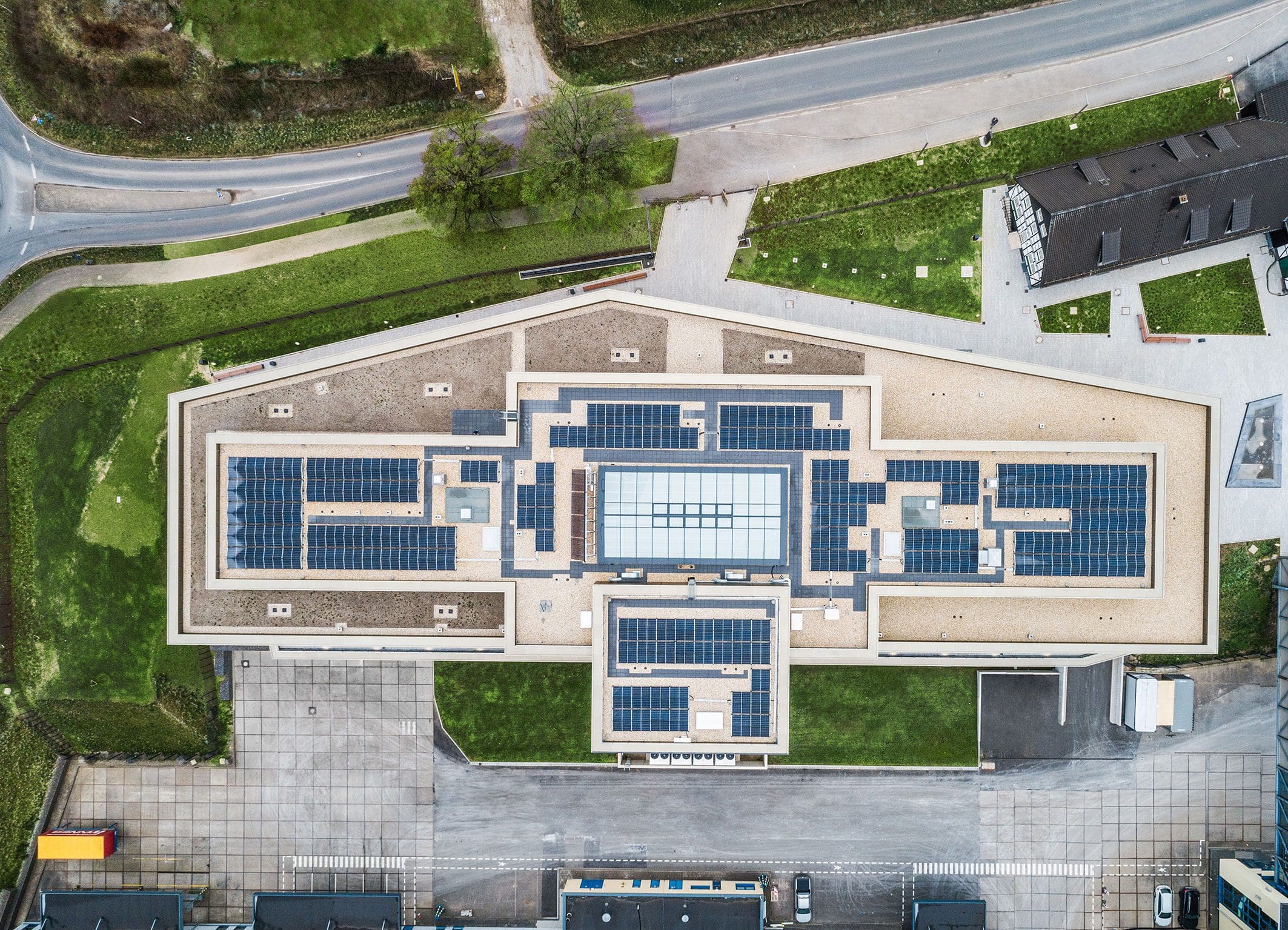 Das Energiekonzept der Viega World wurde im Rahmen des Forschungsprojekts „Energie Digital“ der Bundesregierung gefördert. Es beinhaltet u.a. eine fast 3000 Quadratmeter große Fotovoltaikanlage auf Dach (im Bild), Fassade und Freifläche - Foto Viega