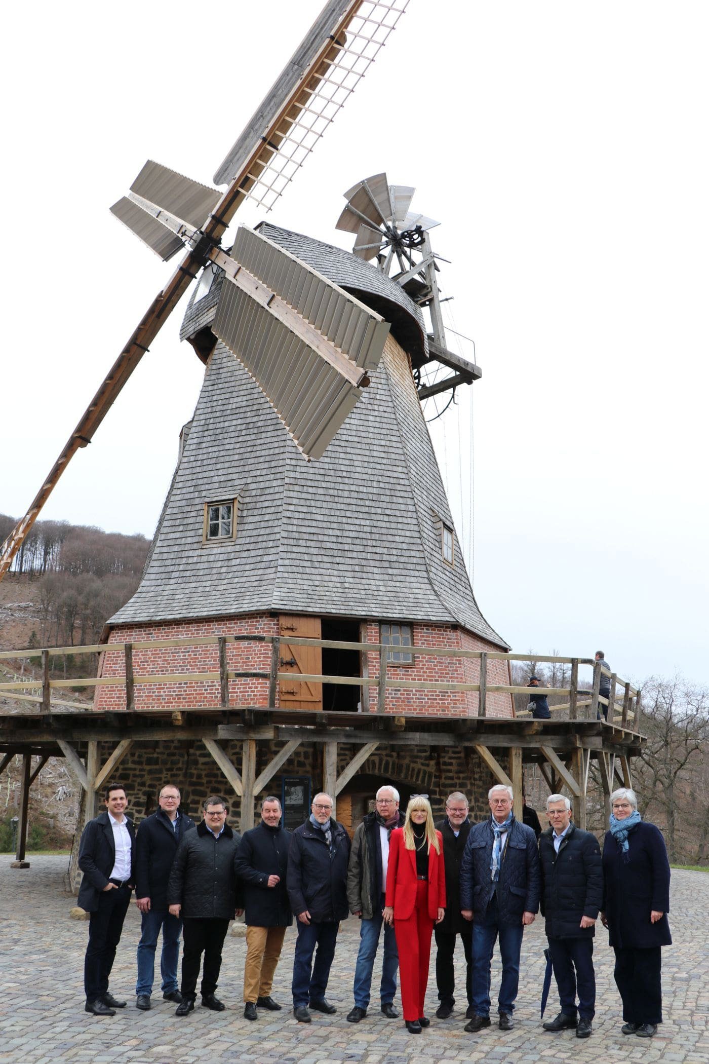 Bei der Eröffnung der Windmühle im LWL-Freilichtmuseum dabei waren (v.l.): Timo Schisanowski (MdB), Dennis Walter (Technischer Leiter), Urs Frigger (LWL-Baudezernent), Matthias Gundler (LWL-BLB), Detlef Seidel (LWL CDU-Fraktion), Dr. Uwe Beckmann (Museumsleiter), Dr. Barbara Rüschoff-Parzinger (LWL-Kulturdezernentin), Jörg Klepper (CDU-Fraktion Stadt Hagen und LWL), Klaus Baumann (Vorsitzender der LWL-Landschaftsversammlung), Erik O. Schulz (Oberbürgermeister Stadt Hagen) und Maren Lembken (Witwe des mit dem Umbau beauftragten Architekten) - Foto LWL
