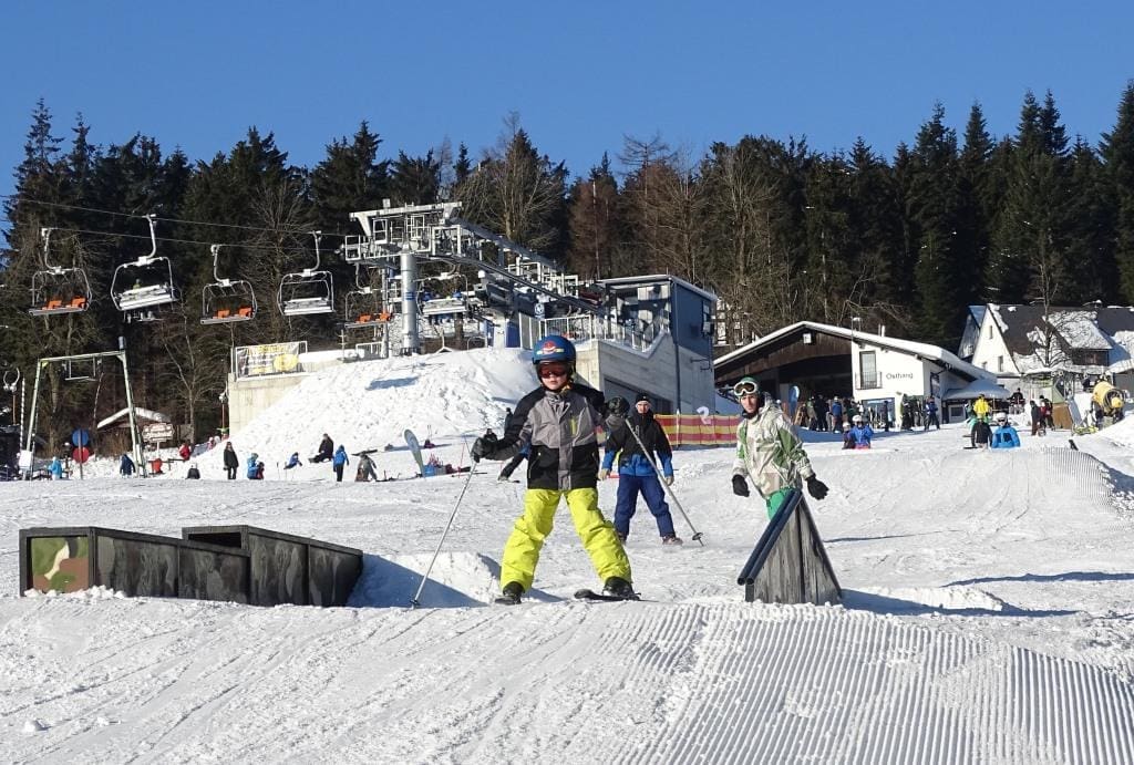 Ein weitläufiges Skigebiet für die ganze Familie mit sportlichen Herausforderungen wie die Funslope gibt es in Neuastenberg - Foto Wintersport Neuastenberg