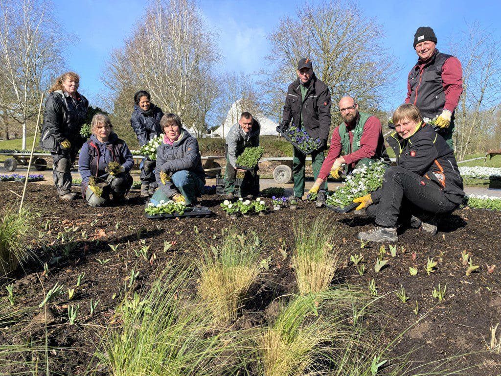 Blumenband führt durch den Park der Gärten