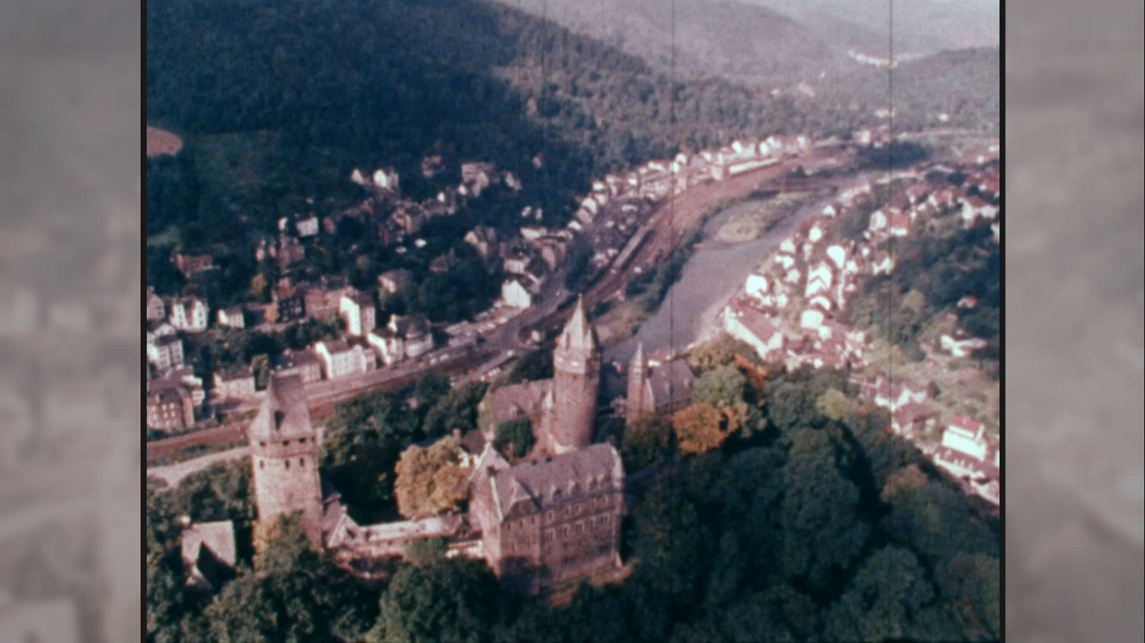 Der Film "Das Bergland zwischen Ruhr und Sieg" zeigt historische Luftaufnahmen aus Südwestfalen wie hier die Burg Altena mit der gleichnamigen Stadt und dem Fluss Lenne im Hintergrund - Foto LWL