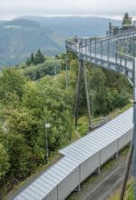 Die Panorama Erlebnis Brücke lockt mit herrlichen Ausblicken auf das Land der 1000 Berge - Foto WTW