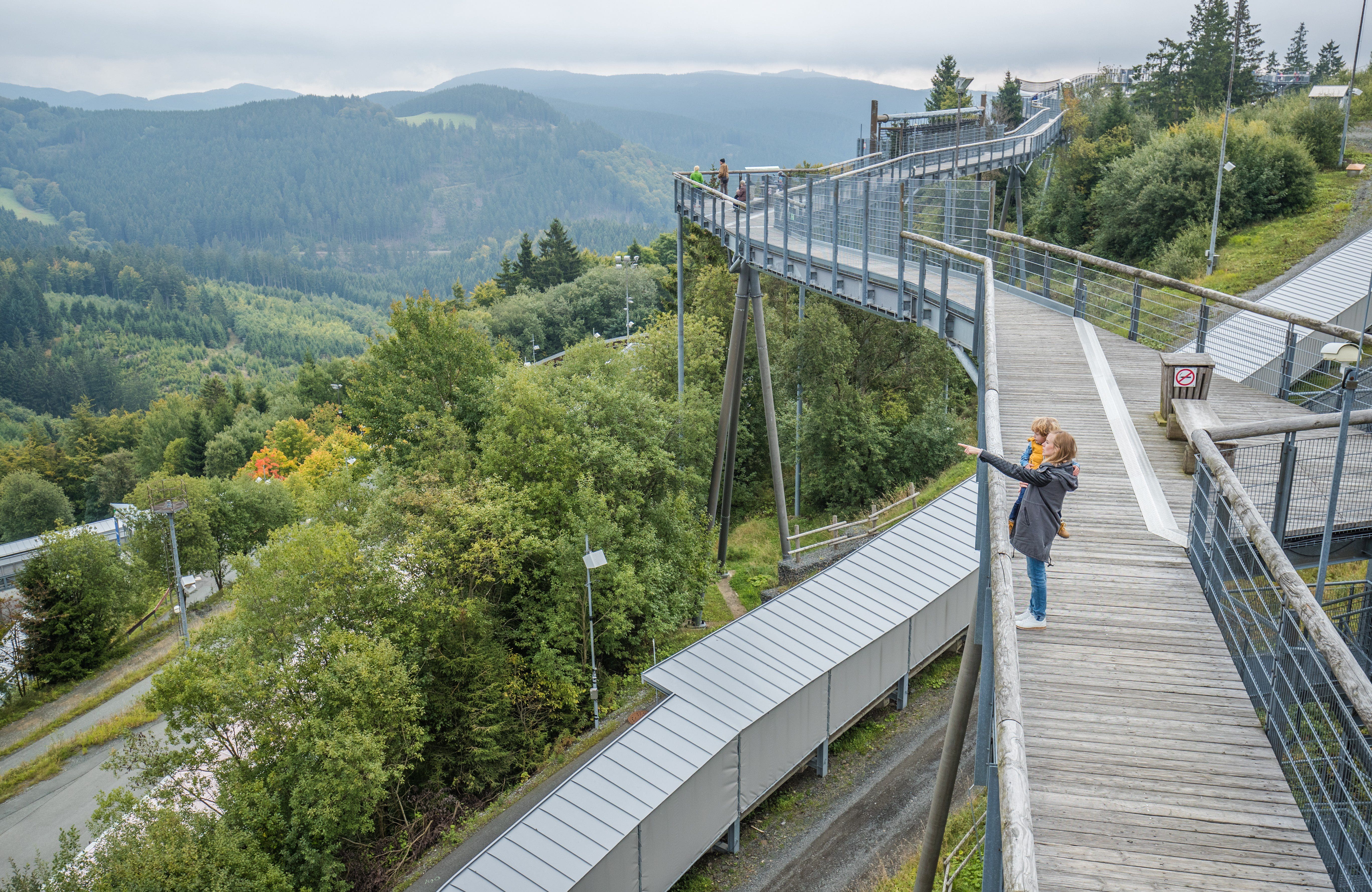 Die Panorama Erlebnis Brücke lockt mit herrlichen Ausblicken auf das Land der 1000 Berge - Foto WTW