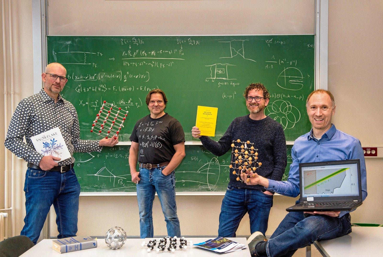 m der Uni Siegen (von links): Prof. Dr. Carsten Busse, Prof. Dr. Alexander Lenz, Dr. Thomas Reppel und Prof. Dr. Tobias Huber - Foto Uni Siegen