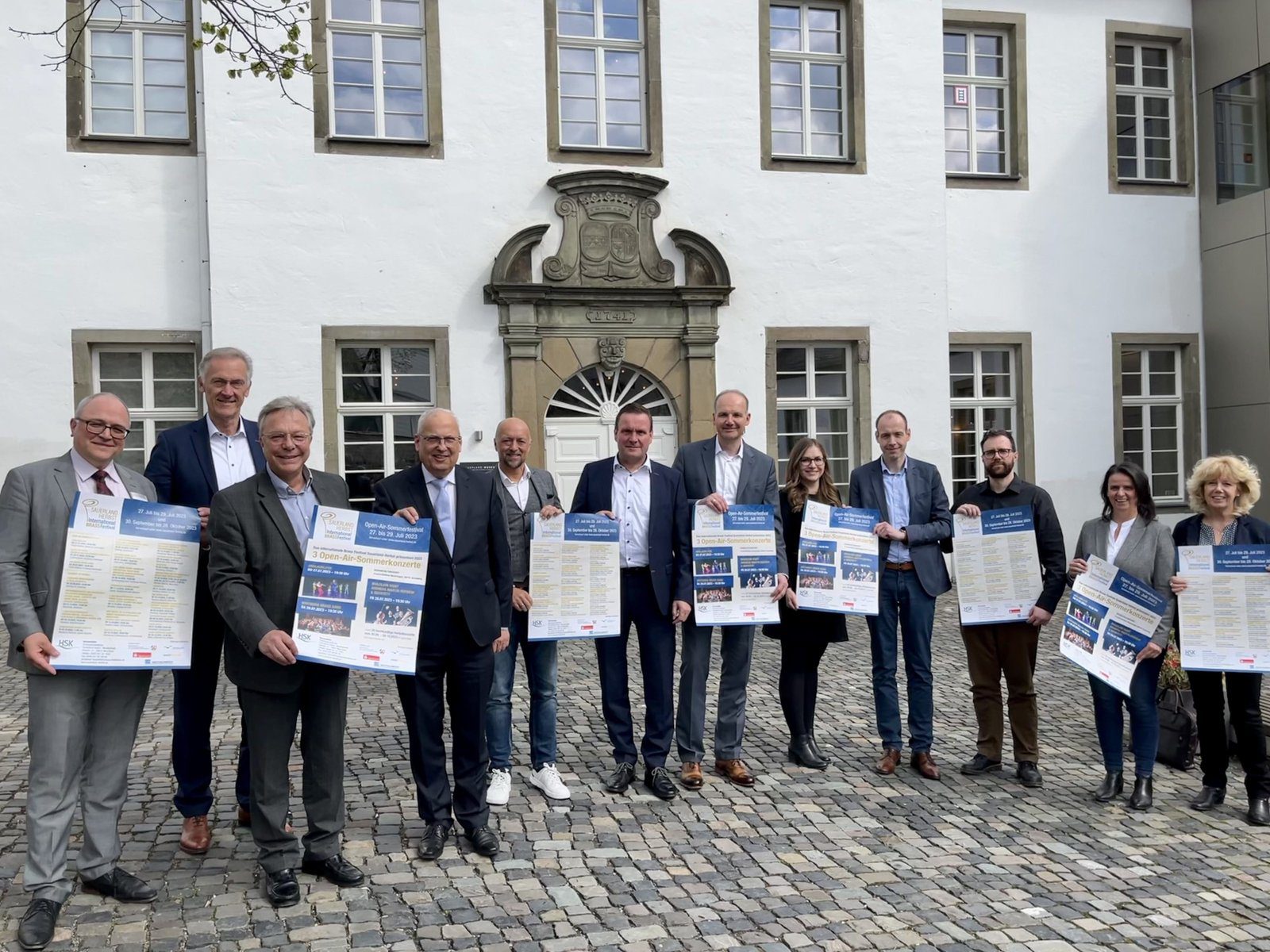 Beim Startschuss für den Kartenvorverkauf am 1. Mai: Landrat Dr. Karl Schneider (4.v.l.) und Prof. Thomas Clamor (3.v.l.) mit den Sauerland-Herbst-Sponsoren im Hof des Sauerland-Museums - Foto Pressestelle HSK
