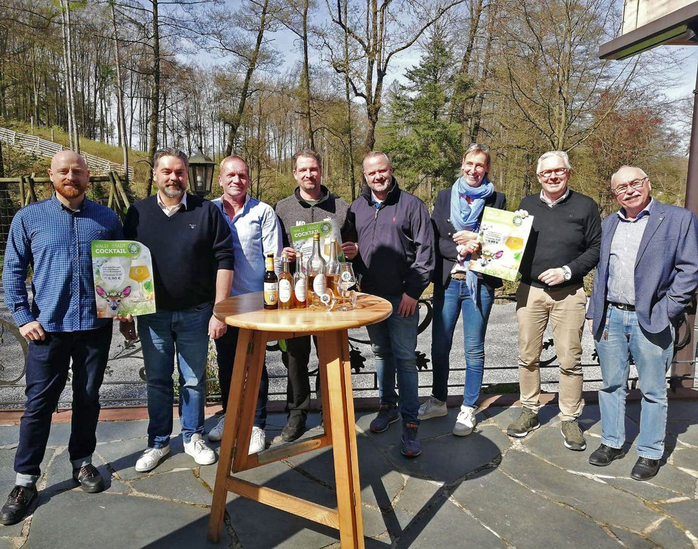 Präsentierten die „Sommer-Variante“ des Iserlohner "Wald I Stadt I Cocktails“ (v.l.: Frederec Neuhaus (Romantik Hotel Neuhaus), Christian Speerschneider (Jagdhaus im Kühl), Thorsten Wegener (Barmeister aus Altena), Markus Dörnen (Gasthof Zobel zur Post), Jens Neffin (Forsthaus Löhen), Susanne Schlüter (Hotel VierJahreszeiten), Dirk Matthiessen (Stadtmarketingleiter) und Dieter Zettier (Sauerländer Genussmanufaktur) - Foto Stadt Iserlohn
