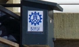 "Bufdis" vom Bundesfreiwilligendienst haben beim THW in Arnsberg einen Meisten-Nistkasten mit "smartem" Innenleben gebaut - Foto Karin Schröder (THW)