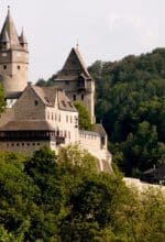 Eine Burg mi Erlebnisaufzug: Am Osterwochenende bieten die Museen der Burg Altena kostenlose Führungen an - Foto Stephan Sensen/ Märkischer Kreis