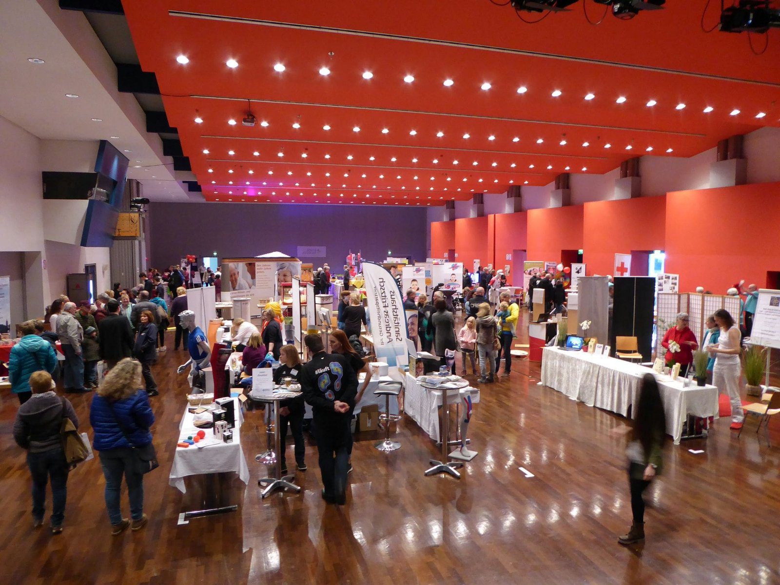 Zahlreiche Aussteller präsentieren in Attendorn ihre Angebote rund um Vitalität, Fitness und Wohlbefinden in der Stadthalle - Foto Hansestadt Attendorn