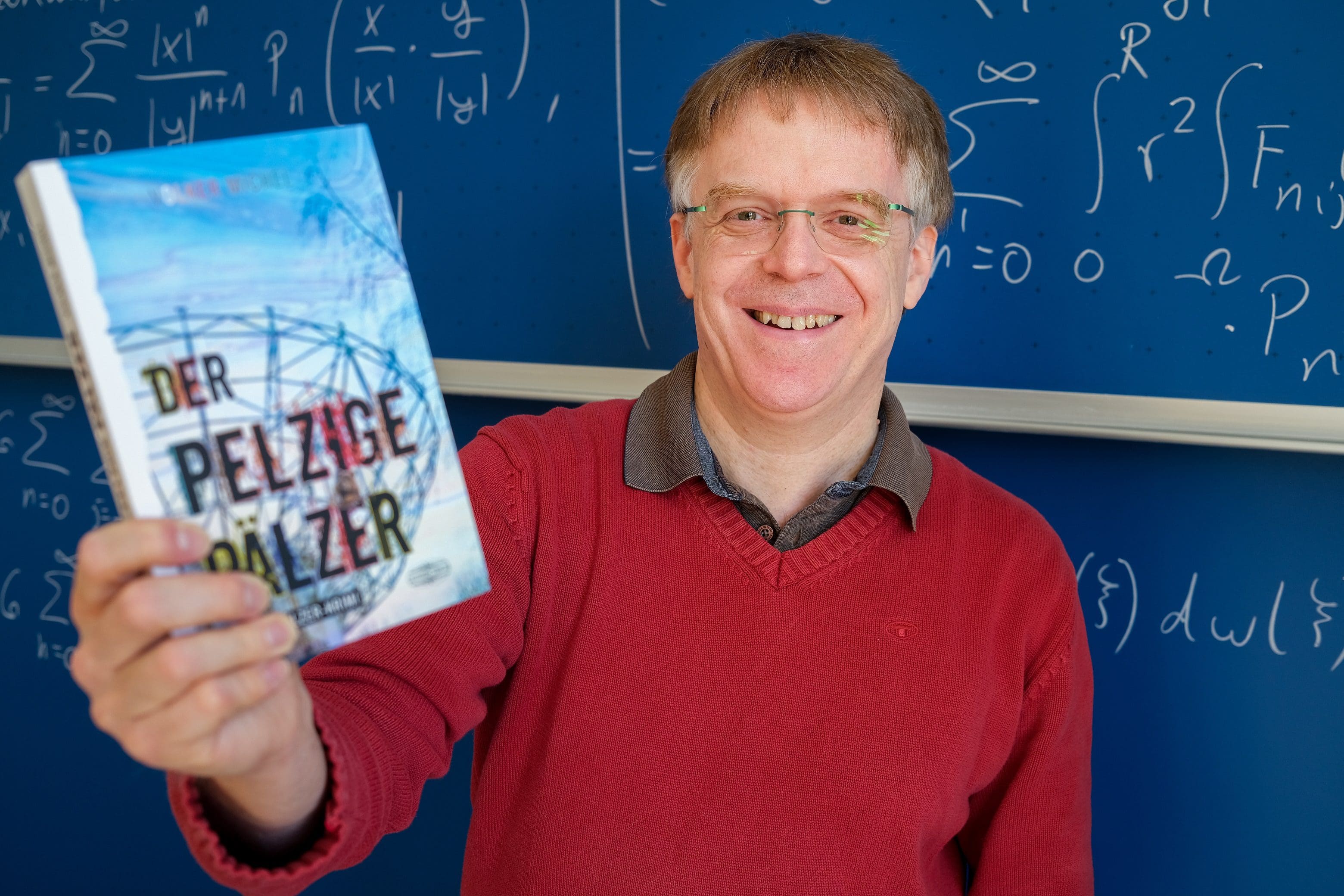 Geomathematiker Prof. Dr. Volker Michel mit Krimi-Erstlingswerk - Foto Universität Siegen