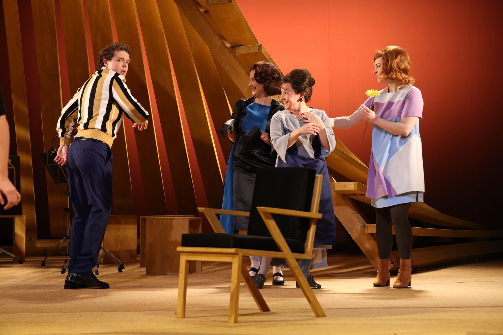 Szene aus der Theater Hagen Eigenproduktion „Drei Schwestern“ von Anton Tschechow. Das Besondere an dieser Neuinszenierung: Sie verbindet zwei Genres - Tschechows Drama mit Dmitri Schostakowitschs Streichquartett c-Moll op. 110 - Foto Jörg Landsberg