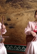 Die beiden Musikerinnen Bakhshi Azada Qarlıbaeva und Gumisay Berdikhanova gastieren am 17. April 2023 in Siegen. Sie tragen epische Gesänge aus ihrer Heimat in Zentralasien vor - Foto YouTube Screenshot