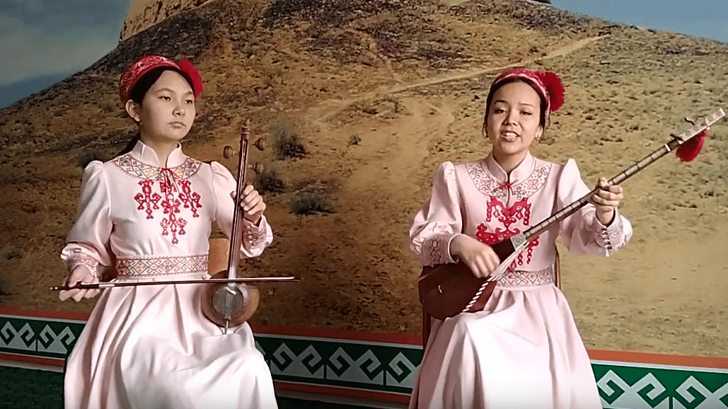 Die beiden Musikerinnen Bakhshi Azada Qarlıbaeva und Gumisay Berdikhanova gastieren am 17. April 2023 in Siegen. Sie tragen epische Gesänge aus ihrer Heimat in Zentralasien vor - Foto YouTube Screenshot
