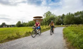 Eine Radfahrerin und ein Radfahrer unterwegs auf der EntdeckerRoute Wasser.Wege.Winkel - Foto Sauerland-Tourismus e.V. / sabrinity.com