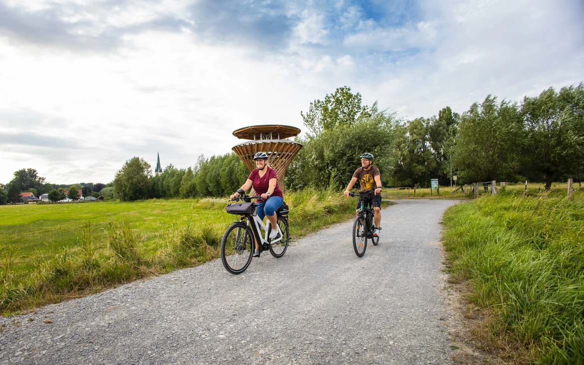 Eine Radfahrerin und ein Radfahrer unterwegs auf der EntdeckerRoute Wasser.Wege.Winkel - Foto Sauerland-Tourismus e.V. / sabrinity.com