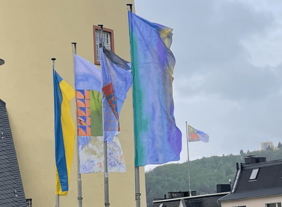 Kunst im öffentlichen Raum - Der Kunstverein Siegen zeigt von 12. Mai bis 29. Juni 2023 die Ausstellung "Happiest Places" - Unter anderem zu sehen sind Fahnen vom Raul Walch - Foto Kunstverein Siegen