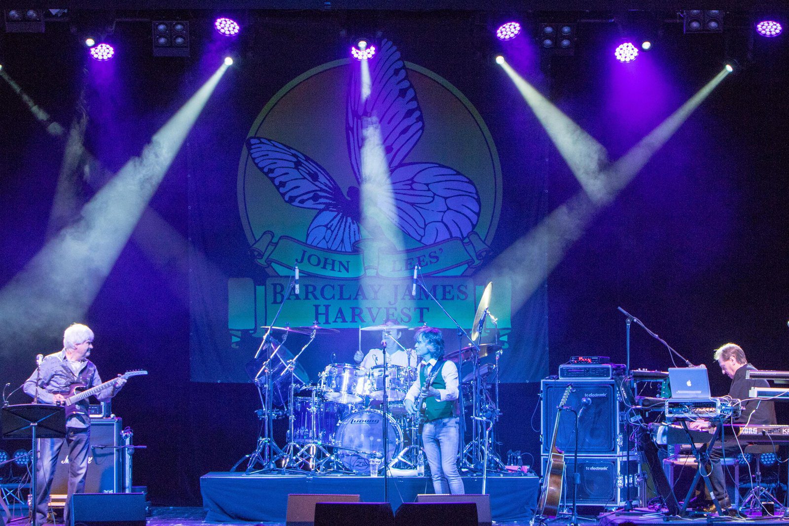 Mit John Lees‘ Barclay James Harvest kommt am 10. Juni eine internationale Musiklegende zurück nach Attendorn. Den Auftrittsort hat die Band bewusst gewählt, erinnert sich doch jeder der Musiker nur allzu gerne an das legendäre Gästespiel vom November 2016 in der Attendorner Stadthalle - Foto Heiko Britz
