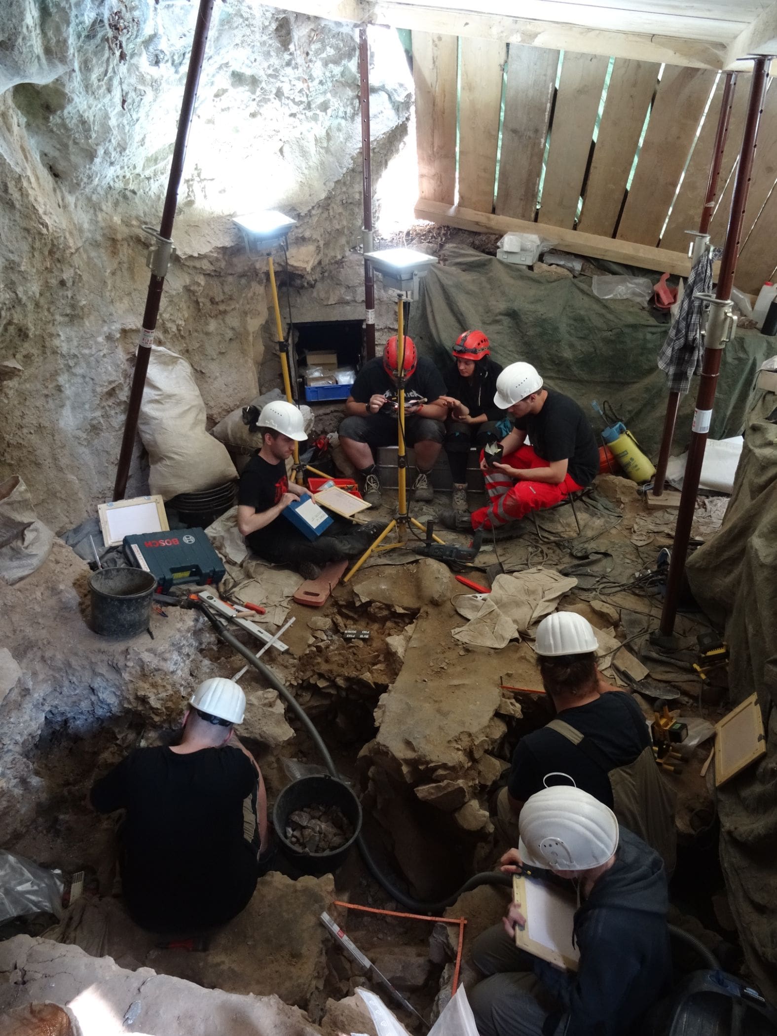 Die neuen Funde wurden bei Ausgrabungen auf dem Vorplatz der Höhle geborgen. Die Fachleute haben dabei Schicht für Schicht abgetragen - Foto: LWL