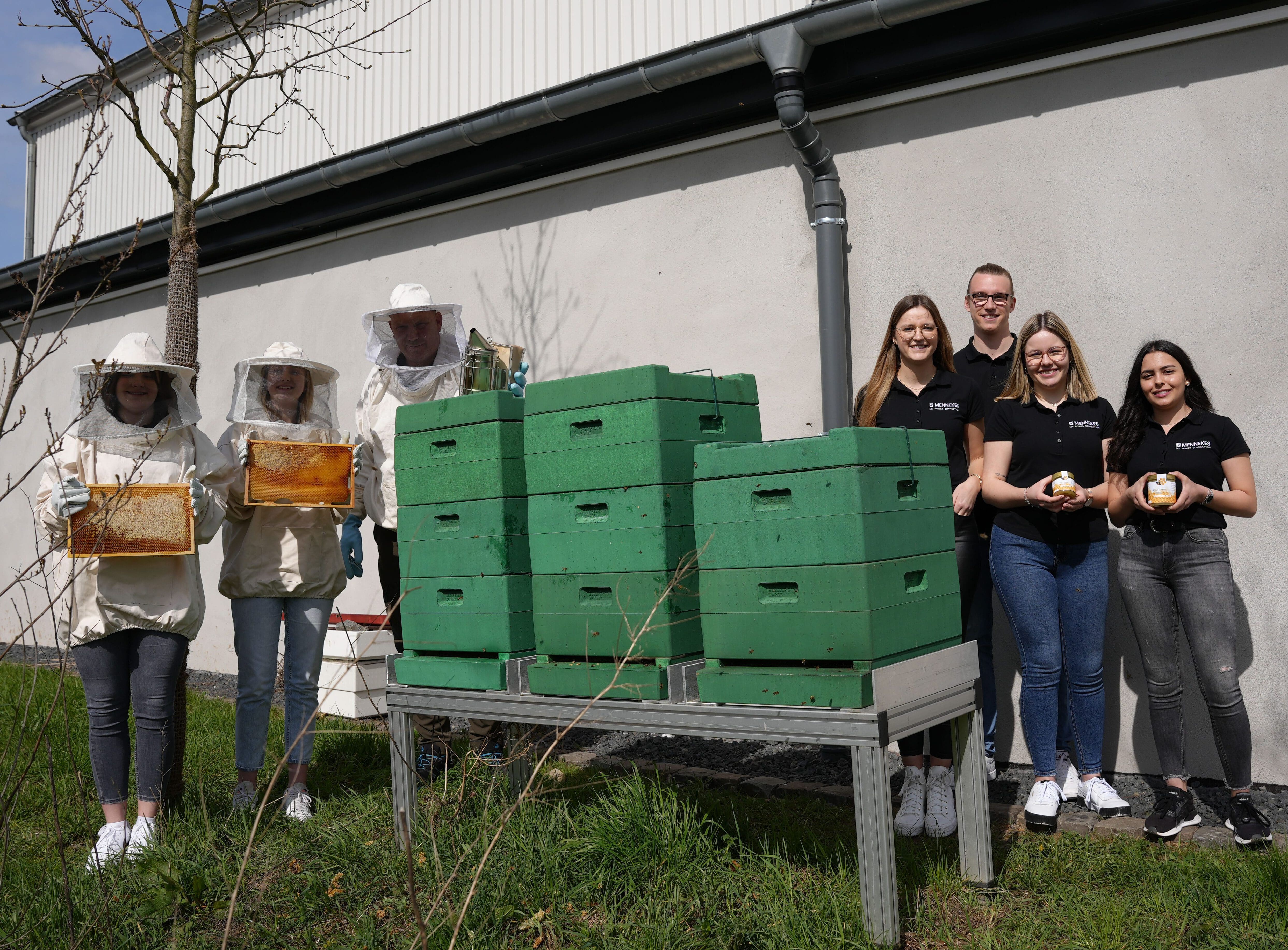 Das Azubi-Team, das am Mennekes-Logistikzentrum die Bienen betreut präsentiert u.a. Gläser des Honigs 2022 - MENNEKES / Foto Remo Wutta