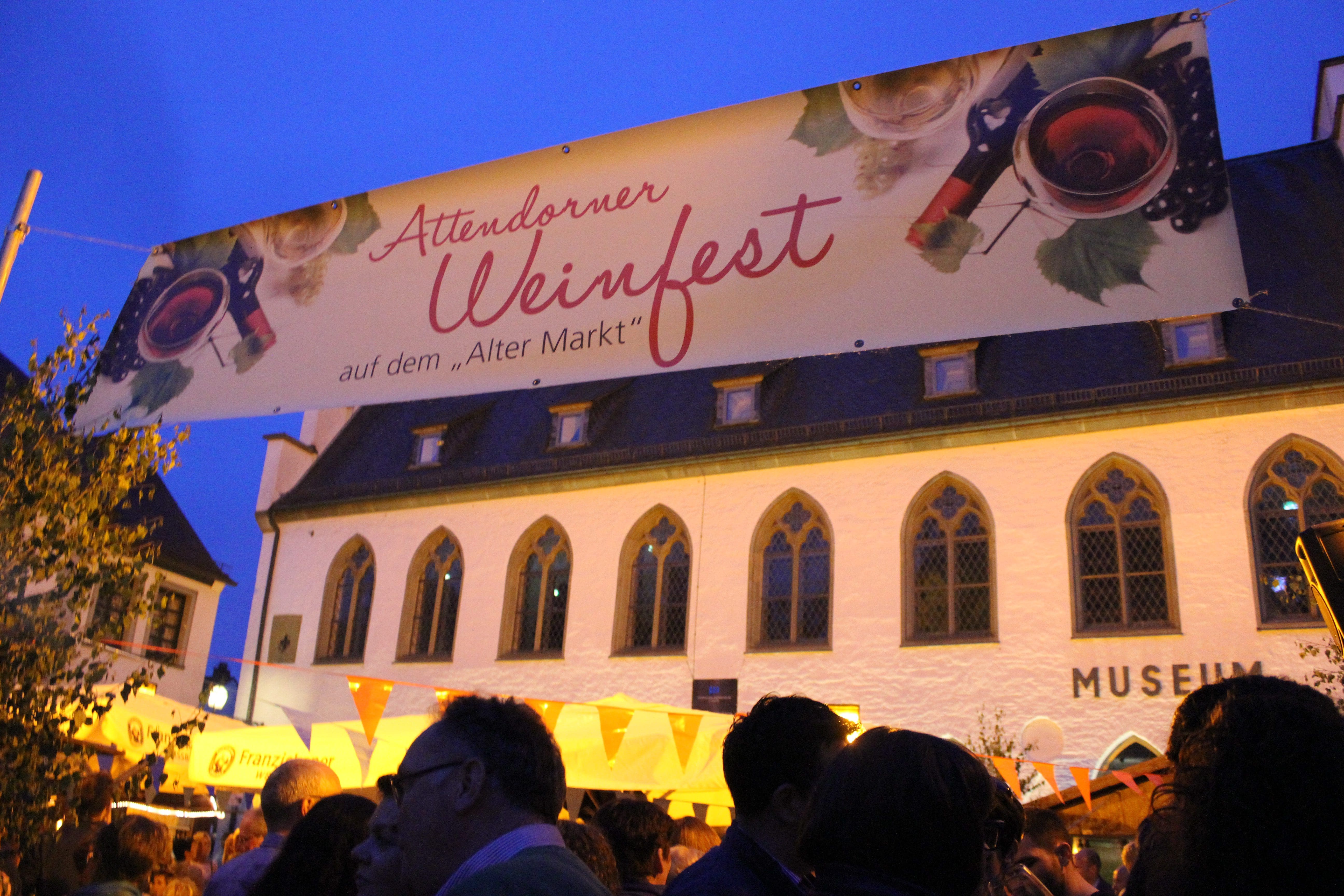 Weinfest im Sauerland: Am Freitag, 2. Juni 2023, und Samstag, 3. Juni 2023, findet auf dem Alten Markt der Hansestadt wieder das Attendorner Weinfest statt - Foto Stadt Attendorn