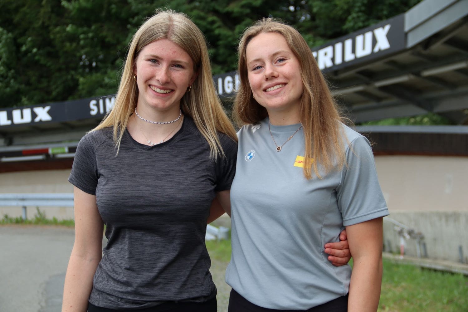 Die Winterberger Nachwuchssportlerinnen Anna und Laura freuen sich auf den 1. BobbahnRun in der VELTINS-EisArena – Foto Inga Bremenkamp