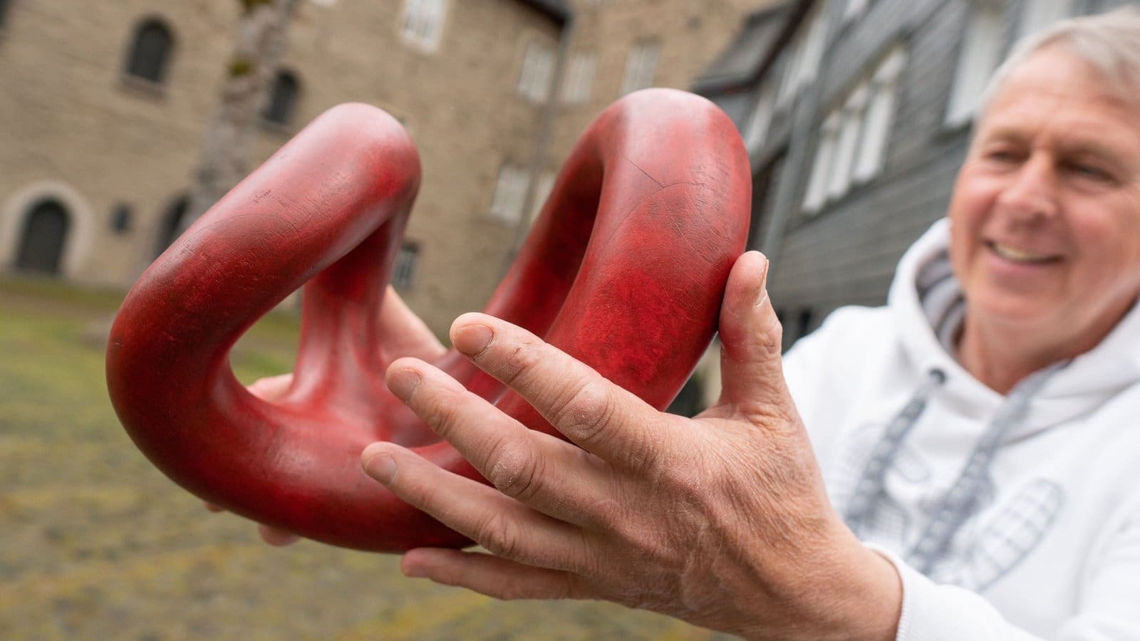 Künstler Manfred Webel mit einer Bewegungsskulptur. Gäste und Mitmachmotivierte sind in Siegen vom 24. Juni bis 2. Juli 2023 bei Mitmachkunst und Namenssuche willkommen. "Alle sind eingeladen, einer der Stadt gewidmeten Bewegungsskulptur einen treffenden Namen zu geben", heißt es in der Einladung aus dem Siegerlandmuseum - Foto Siegerlandmuseum