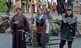 Robin Hood, Little John und Bruder Tuck auf der Freiolichtbühne im Einsatz - Den Reichen nehmen, den Armen geben ... Foto Freilichtbühne