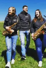 Vier Saxophonistinnen und Saxophonisten und ein Schlagzeuger: Tami Seidel, Alena Mlyniec, Leo Fischer, Lars Krämer und Marcel Borner sind am 23. Juli im Park am Oberen Schloss zu hören - Foto Veranstalter