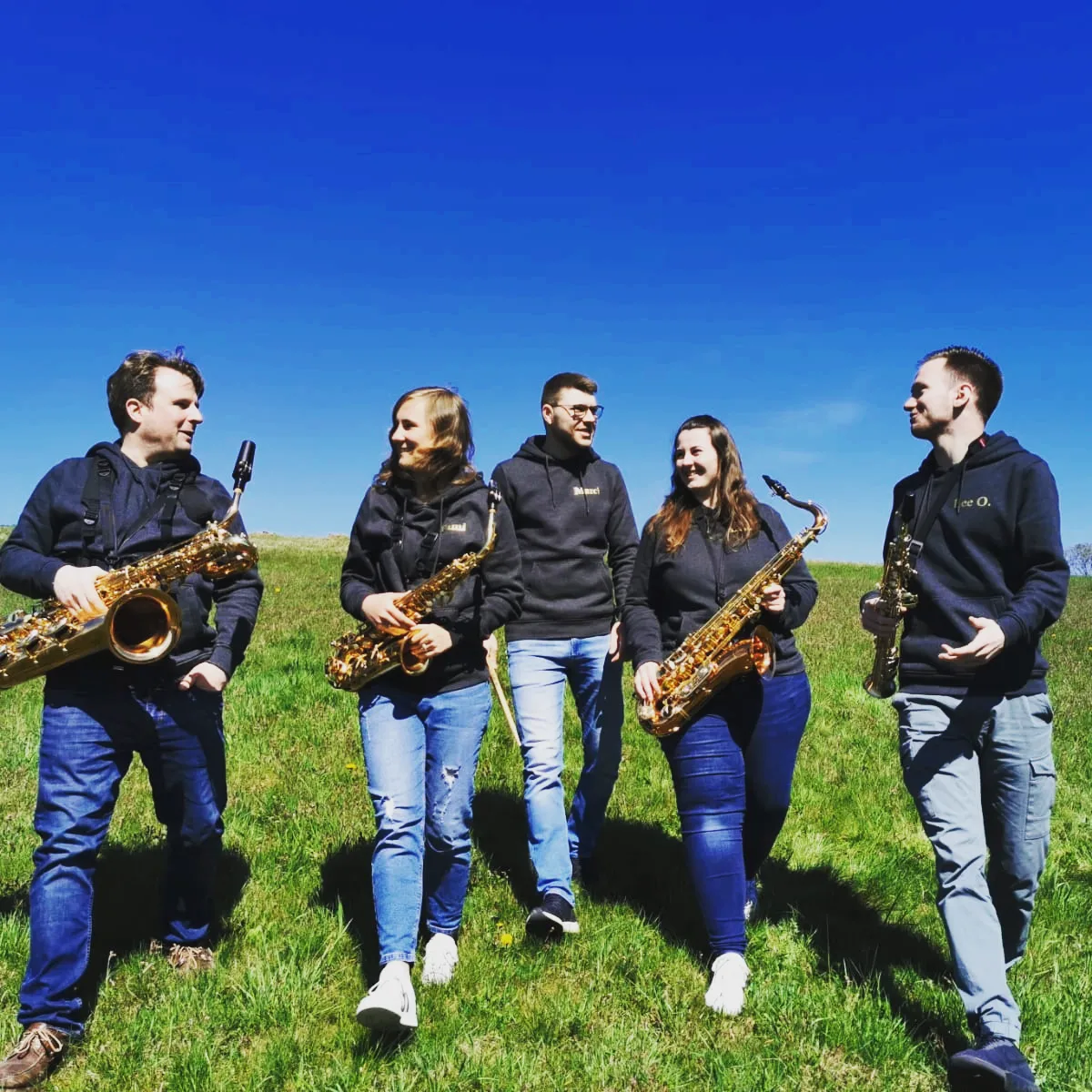 Vier Saxophonistinnen und Saxophonisten und ein Schlagzeuger: Tami Seidel, Alena Mlyniec, Leo Fischer, Lars Krämer und Marcel Borner sind am 23. Juli im Park am Oberen Schloss zu hören - Foto Veranstalter