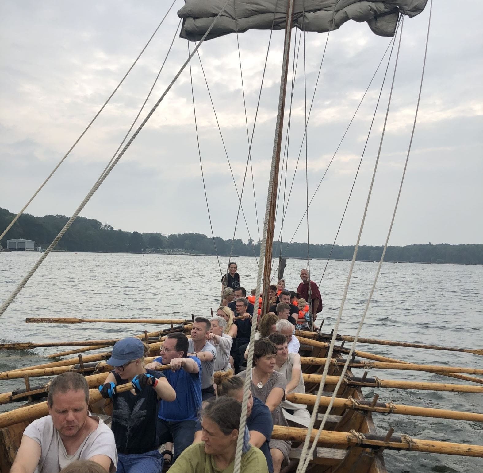 Römerschiff segelt auf dem Haltener Stausee