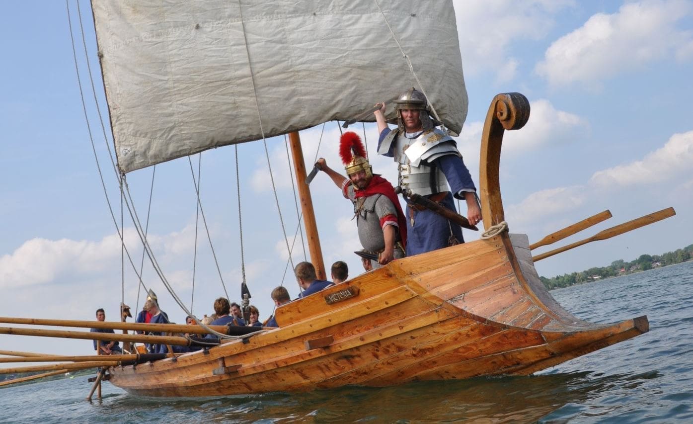 Römerschiff segelt auf dem Haltener Stausee