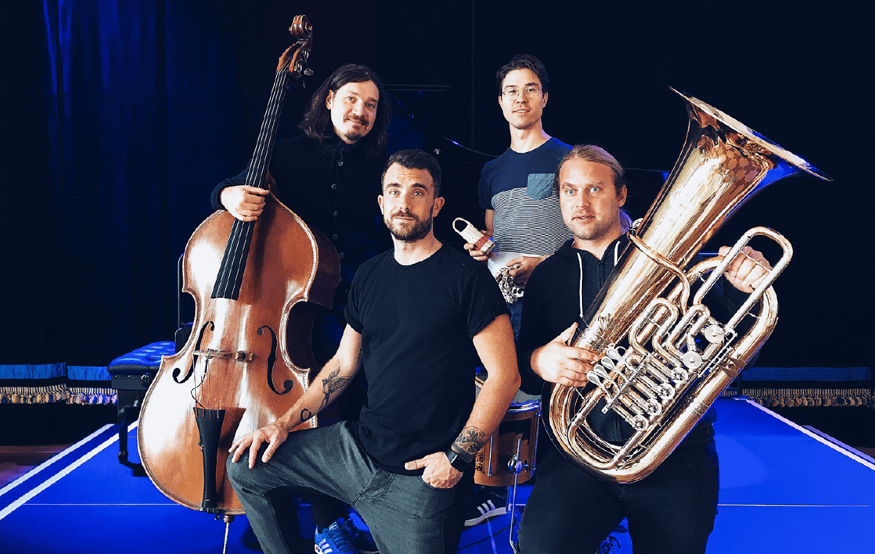 Am Freitag, 28. Juli 2023 sorgen Tubist und Kabarettist Andreas Martin Hofmeir und die Brass Truppe "La Brass Banda" für "Brazilian Nights" auf der Freilichtbühne Herdringen - Foto Sauerland Herbst