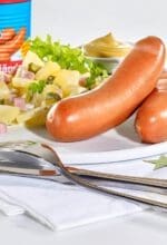 Nicht nur im Sauerland ein Weihnachtsklassiker: Bockwurst mit Kartoffelsalat. "Dicke Sauerländer" wurden 2023 von der Lebenmittel Zeitung als "Top Marke" ausgezeichnet - Foto Metten Fleischwaren
