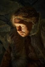 Im Sauerland-Museum in Arnsberg gibt es unter anderem in einer dunklen Steinzeithöhle eine täuschend echte Neandertalerin zu entdecken - Foto Oliver Steller