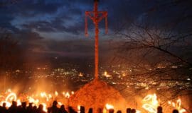 Brennende Osterfeuer am Ostersonntag über Attendorn leuchten weit ins Sauerland - Foto Osterfeuervereine Attendorn