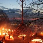 Brennende Osterfeuer am Ostersonntag über Attendorn leuchten weit ins Sauerland - Foto Osterfeuervereine Attendorn