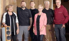 Das Team von Rose Handwerk blickt vom 4. bis 7. Juli 2024 auf 65 Jahre Sauerländer Familienbetrieb. Ein Nostalgisches Café gibt es und viel Wissenswertes über Außergewöhnliches Made in Sauerland - Foto Screenshot Rose Newsletter