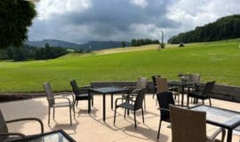 Ausblick von der Terrasse des neuen M2 - Café Bistro Events in die sauerländische Landschaft am Sorpesee auf dem Golfplatz Haus Amecke - Foto Golf am Haus Amecke